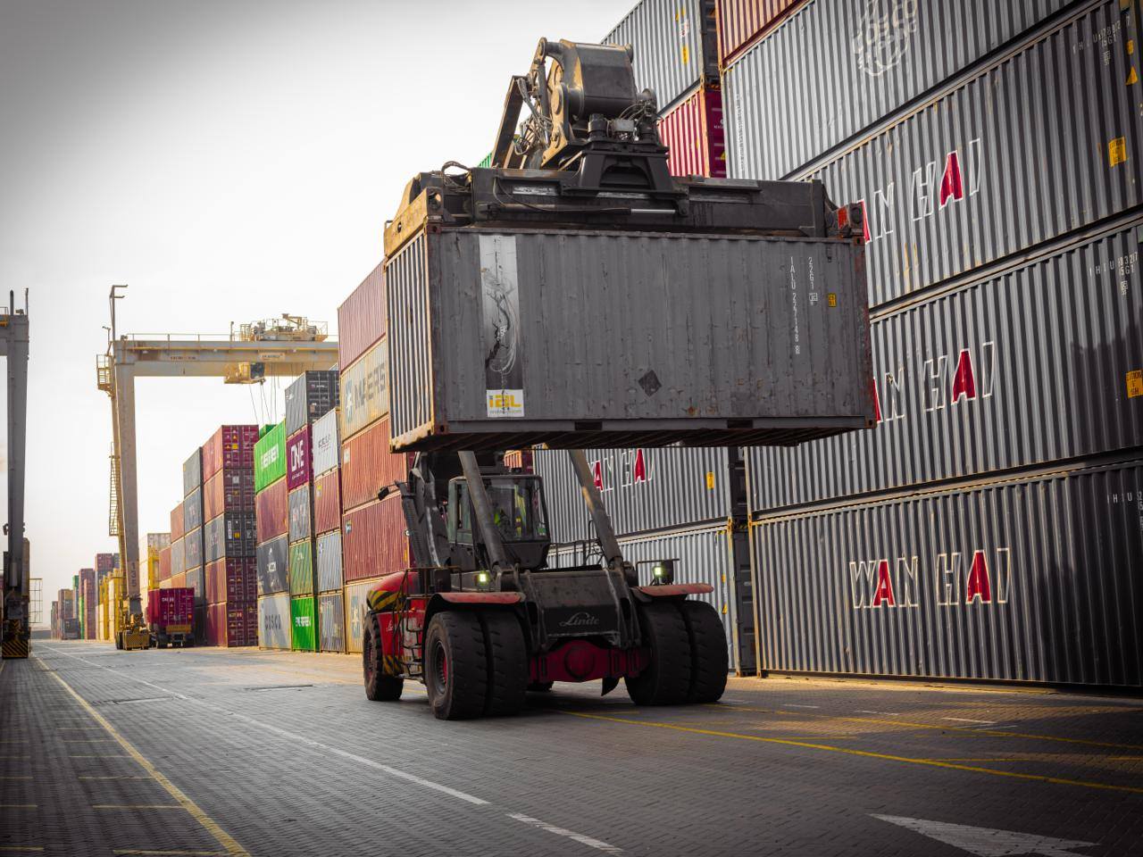 المنطقة الاقتصادية لقناة السويس تمنح ترخيصًا لمشروع تطوير إدارة حركة الشاحنات بميناء السخنة 1 المنطقة الاقتصادية لقناة السويس تمنح ترخيصًا لمشروع تطوير إدارة حركة الشاحنات بميناء السخنة