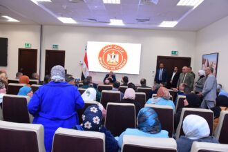 وزير العمل يوزع الدفعة الأولى من أجهزة التابلت على مفتشي العمل ضمن خطة التحول الرقمي