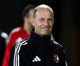 توروب يعقد جلسة مع جهازه المعاون استعدادًا لمواجهة الأهلي وسموحة في الدوري