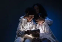 كيف تحمي طفلك من تأثير مشاهد العنف على السوشيال ميديا؟ نصائح نفسية مهمة