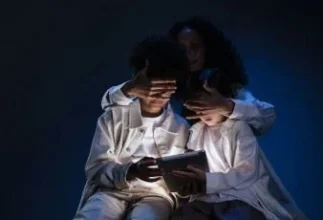 كيف تحمي طفلك من تأثير مشاهد العنف على السوشيال ميديا؟ نصائح نفسية مهمة