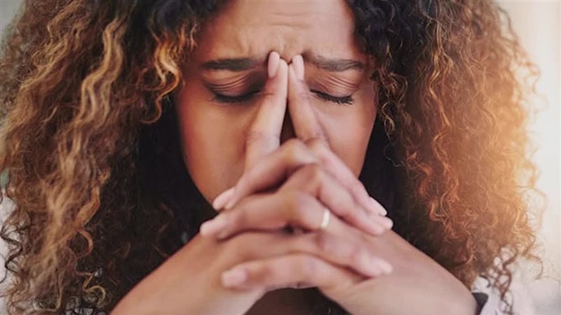 التفكير الزائد لدى المرأة.. كيف يؤثر على الصحة الجسدية؟ وما طرق تقليله؟