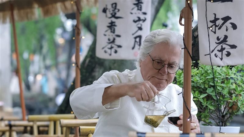 حسين فهمي يشارك في فيلم صيني جديد احتفالًا بمرور 70 عامًا على العلاقات المصرية الصينية