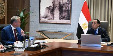 مدبولي يتابع مع وزير البترول خطط حفر 100 بئر جديدة وسداد مستحقات الشركاء