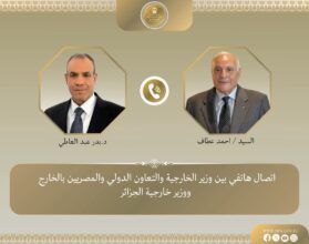 وزير الخارجية يبحث مع نظيره الجزائري جهود خفض التصعيد في المنطقة والتأكيد على الحلول الدبلوماسية