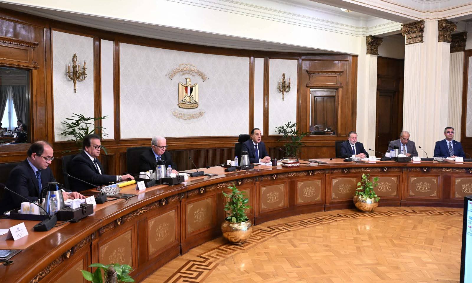 مدبولي يوجه بمبادرة لتحفيز التحول للطاقة الشمسية.. وعودة المواعيد الطبيعية لغلق المحال