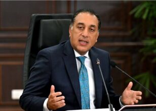 الحكومة تحسم قريبًا مصير مواعيد غلق المحلات.. يؤكد استمرار العمل عن بُعد