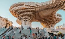 وزير إسباني يحذر: ارتفاع أسعار النفط قد يدفع تذاكر الطيران للزيادة