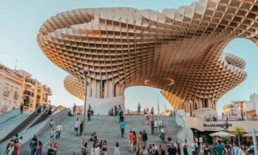 وزير إسباني يحذر: ارتفاع أسعار النفط قد يدفع تذاكر الطيران للزيادة