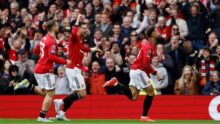 مانشستر يونايتد يهزم ليفربول 3-2 ويشعل صراع المراكز في الدوري الإنجليزي