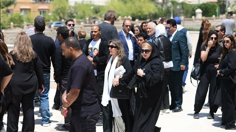 حالة حزن واسعة في جنازة هاني شاكر.. ونادية مصطفى: فقدنا قيمة فنية لا تُعوض