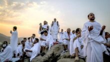 حجاج بيت الله الحرام يقفون بعرفات وسط دعوات بالرحمة وتحذيرات صحية وتنظيمات مشددة