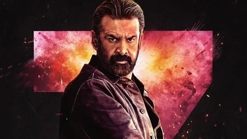 كريم عبد العزيز يحصل على إجازة من تصوير “مطلوب عائليًا” ويكشف كواليس “7Dogs”