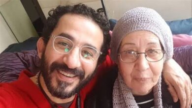 أحمد حلمي يعلن الاكتفاء بعزاء والدته في المقابر عقب تشييع الجثمان ببنها