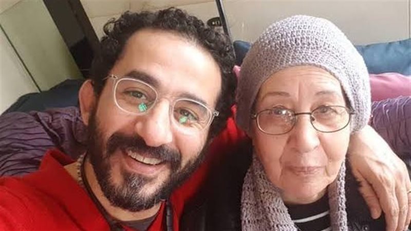 أحمد حلمي يعلن الاكتفاء بعزاء والدته في المقابر عقب تشييع الجثمان ببنها