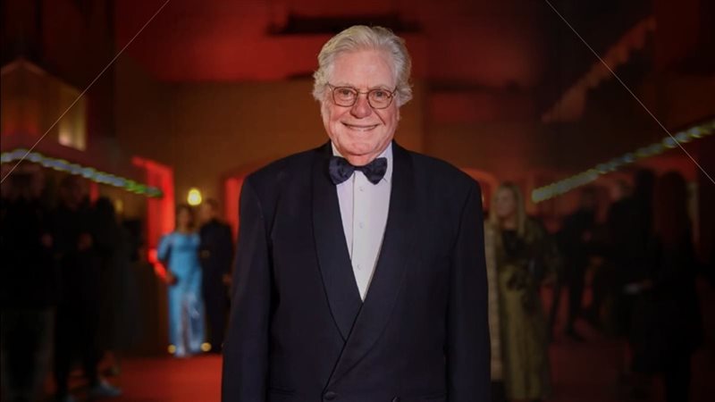 مركز السينما العربية يمنح حسين فهمي جائزة “شخصية العام السينمائية العربية” في مهرجان كان