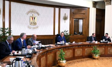 الحكومة تستعرض مبادرة “شمس الصناعة” لتعميم الطاقة الشمسية داخل المصانع