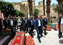 رئيس الوزراء يتفقد معرض الحرف التراثية بشارع المعز بعد زيارته معرض “أهلًا بالعيد”