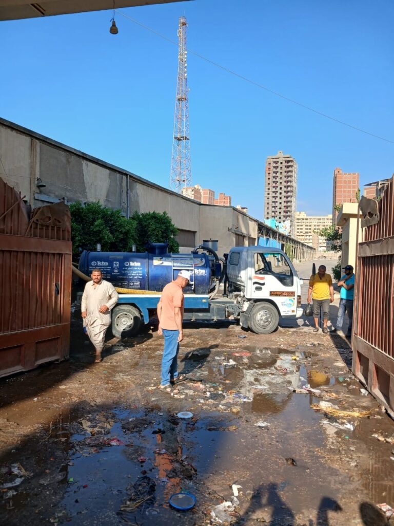 كسر خط مياه 8 بوصه بمنطقة شاهين بالمحلة الكبري بسبب برج سكني.. وشركة المياه تدفع بالمعدات لإنهاء العطل