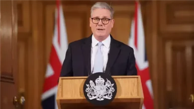 ستارمر يتمسك بمنصبه وسط أزمة استقالات في الحكومة البريطانية