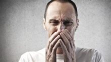 استشاري يحذر من كتم العطسة: قد يسبب تلف الرئة وتمزق طبلة الأذن
