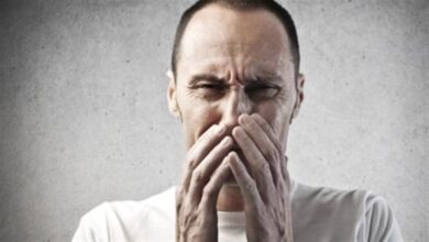 استشاري يحذر من كتم العطسة: قد يسبب تلف الرئة وتمزق طبلة الأذن