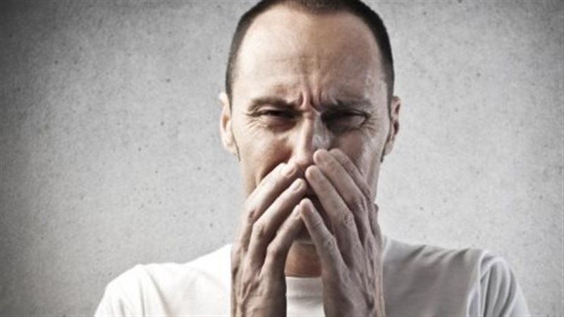استشاري يحذر من كتم العطسة: قد يسبب تلف الرئة وتمزق طبلة الأذن