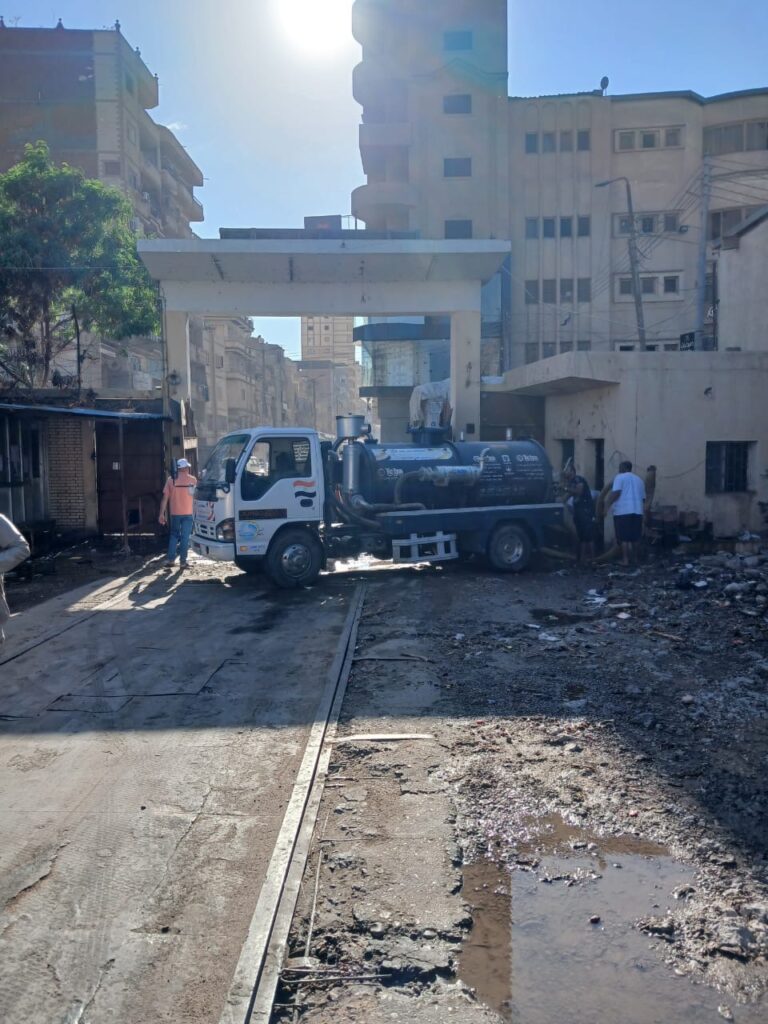 كسر خط مياه 8 بوصه بمنطقة شاهين بالمحلة الكبري بسبب برج سكني.. وشركة المياه تدفع بالمعدات لإنهاء العطل