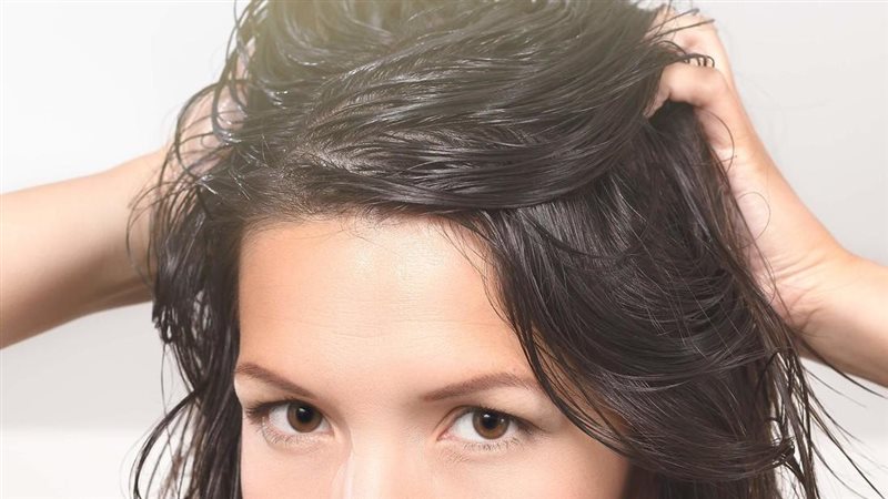 روتين أسبوعي لتقوية بصيلات الشعر.. 7 خطوات لشعر أكثر كثافة وصحة