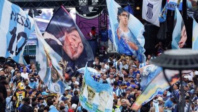 جماهير الأرجنتين تثير الجدل بعد الفوز على إنجلترا.. وميسي يتفوق على مارادونا برقم تاريخي 2 جماهير الأرجنتين تثير الجدل بعد الفوز على إنجلترا.. وميسي يتفوق على مارادونا برقم تاريخي