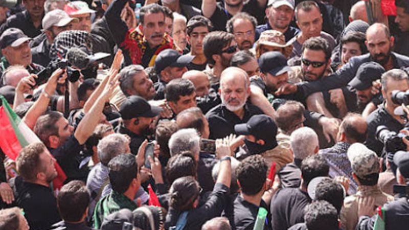أحمد وحيدي يشق الحشود بدراجة بخارية في جنازة علي خامنئي.. وظهور لافت لقائد الحرس الثوري
