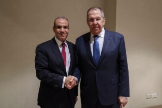 وزير الخارجية يبحث مع لافروف تعزيز التعاون الثنائي وتطورات الأوضاع الإقليمية