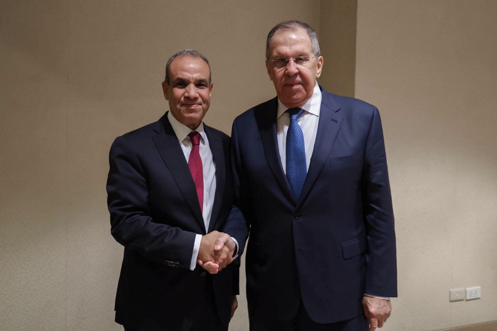 وزير الخارجية يبحث مع لافروف تعزيز التعاون الثنائي وتطورات الأوضاع الإقليمية