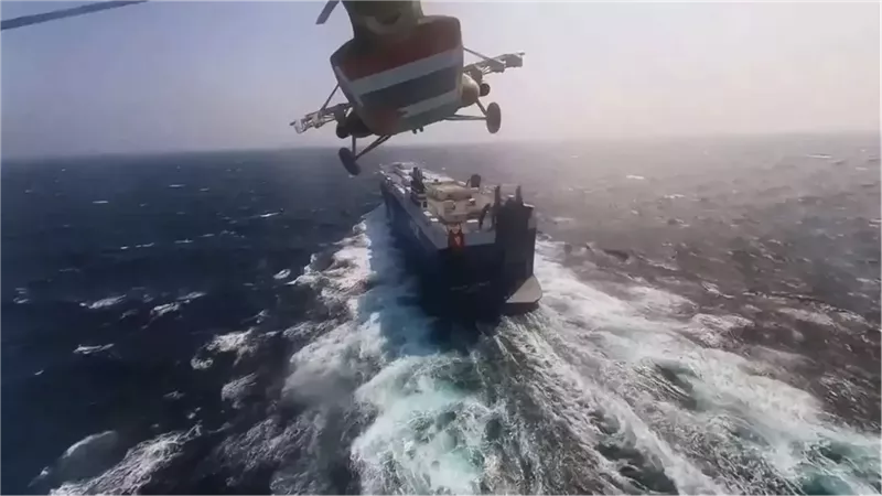 الجيش اليمني يعلن تدمير 3 زوارق حوثية محملة بالمتفجرات في البحر الأحمر