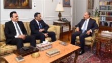 وزير الخارجية يبحث مع نقيب الصحفيين تعزيز التعاون والتواصل مع الصحافة الوطنية