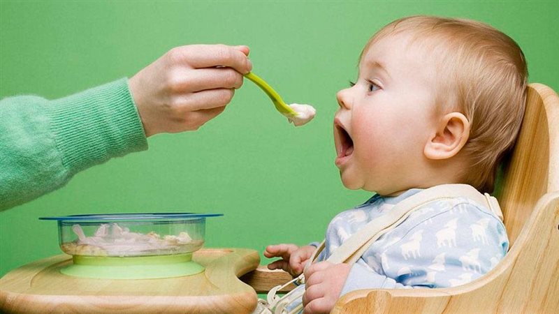 5 عادات يومية تضر صحة طفلك.. استشاري أطفال يحذر من أخطاء شائعة في التغذية