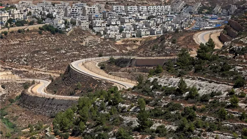 إصابة 12 فلسطينيًا في هجوم لمستوطنين قرب رام الله