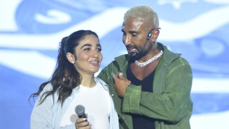 من روبي إلى تامر حسني.. نجمات ونجوم يصطحبون بناتهم إلى المسرح في حفلاتهم 1 من روبي إلى تامر حسني.. نجمات ونجوم يصطحبون بناتهم إلى المسرح في حفلاتهم