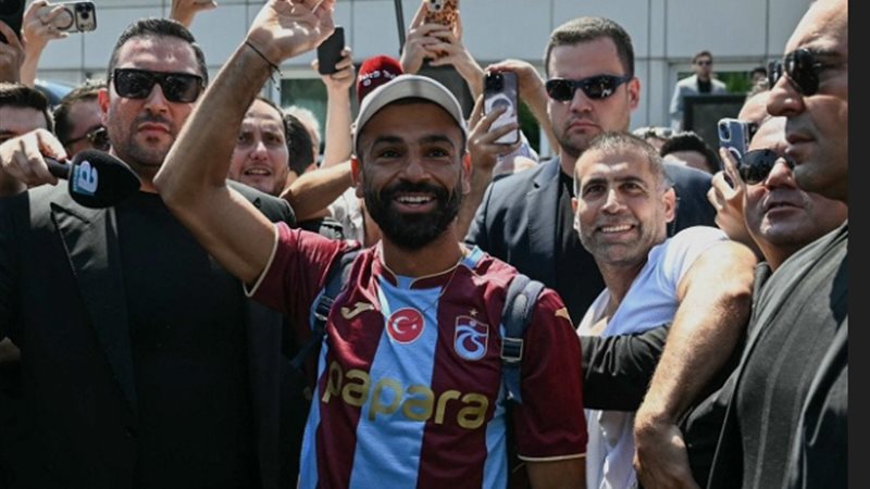 محمد صلاح يصل تركيا للانضمام إلى طرابزون سبور.. والنادي يراهن على عوائده التسويقية