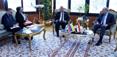 وزير الطيران يبحث مع سفير فنزويلا تعزيز التعاون في النقل الجوي