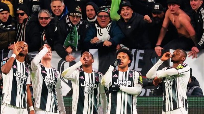 يوفنتوس وميلان يصلان ملعب أليانز استعدادًا لقمة الدوري الإيطالي