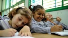 قبل العودة للمدارس.. وصفة طبيعية لتنعيم شعر الفتيات الصغيرات وتسهيل تصفيفه