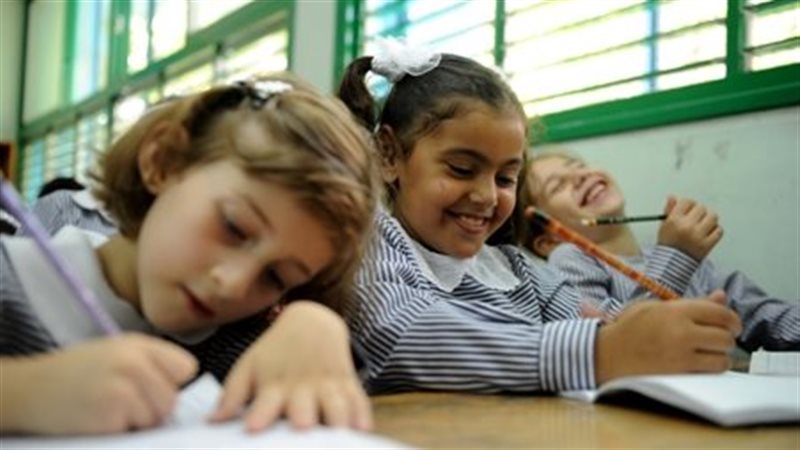 قبل العودة للمدارس.. وصفة طبيعية لتنعيم شعر الفتيات الصغيرات وتسهيل تصفيفه