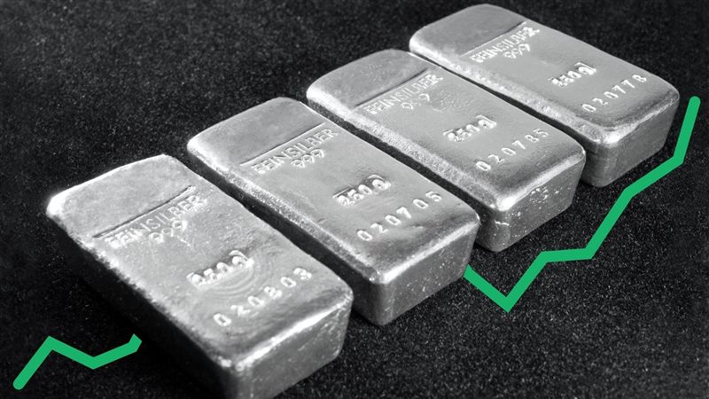 أسعار الفضة تتذبذب خلال أغسطس.. وخبير يكشف أفضل طرق الاستثمار في المعدن