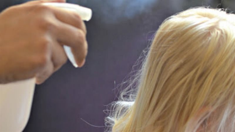 بخاخ طبيعي لفك تشابك شعر الأطفال قبل المدرسة.. طريقة سهلة لتمشيط الشعر دون ألم