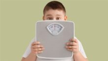 نصائح وعادات صحية تساعدك على إنقاص وزن طفلك دون حرمان أو ضغط نفسي