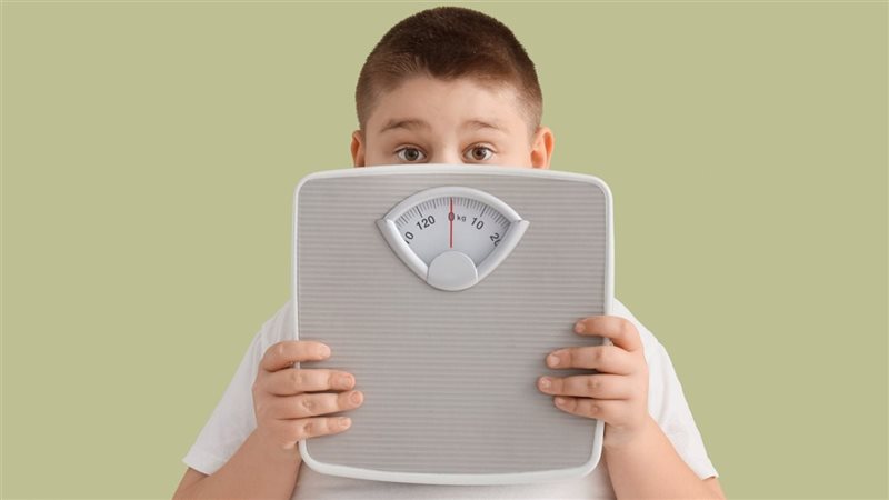 نصائح وعادات صحية تساعدك على إنقاص وزن طفلك دون حرمان أو ضغط نفسي