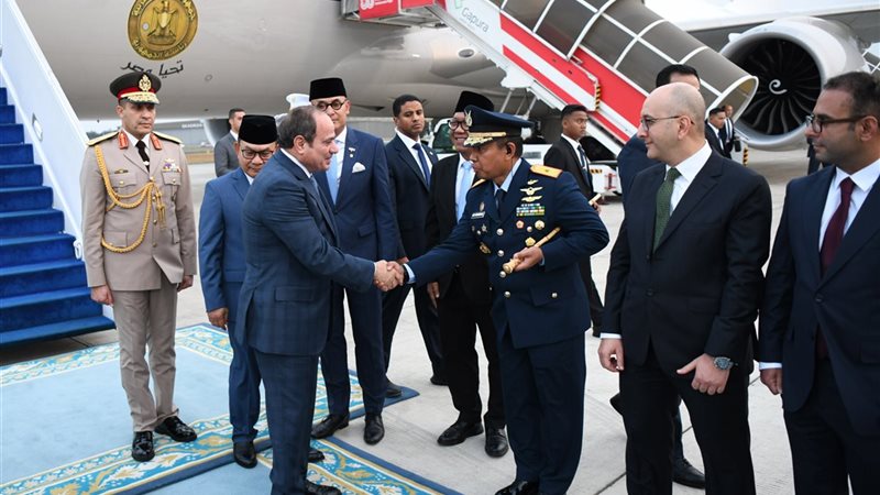 السيسي يصل إلى جاكرتا في مستهل زيارته الرسمية لإندونيسيا