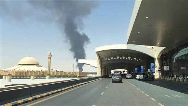 دخان يتصاعد من طائرة في مطار الرياض عقب دوي انفجارات قوية