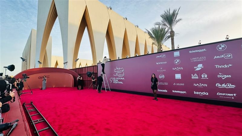 السجادة الحمراء تستعد لاستقبال نجوم الدورة التاسعة من مهرجان الجونة السينمائي